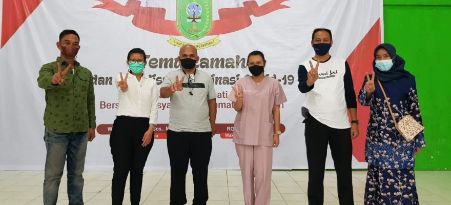 Foto Bersama Usai Mengunjungi Proses Vaksinasi