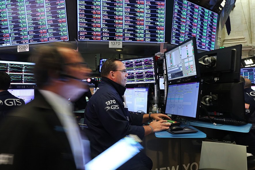 NEW YORK, NEW YORK - JUNE 10: Traders work on the floor of the New York Stock Exchange (NYSE) on June 10, 2019 in New York City. Following news that the Trump administration and the Mexican government have come to an agreement over border strategy and tariffs, the market rose over 100 points in morning trading.  (Photo by Spencer Platt/Getty Images)