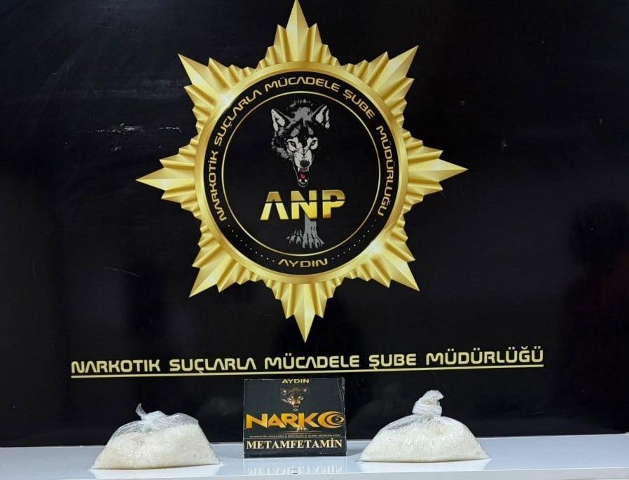 AYDIN’IN EFELER İLÇESİNDE UYGULAMA NOKTASINDA DURDURULAN TİCARİ TAKSİDE YAPILAN ARAMADA 1 KİLO 21 GRAM METAMFETAMİN ELE GEÇİRİLİRKEN, OLAYLA İLGİLİ GÖZALTINA ALINAN ŞÜPHELİ TUTUKLANDI.