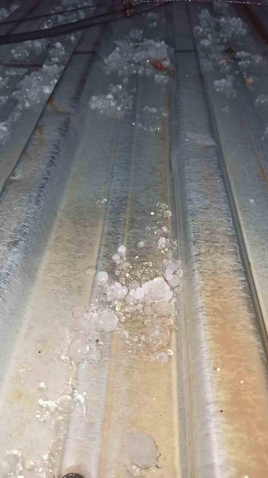 Manisa’da ceviz büyüklüğünde dolu yağdı