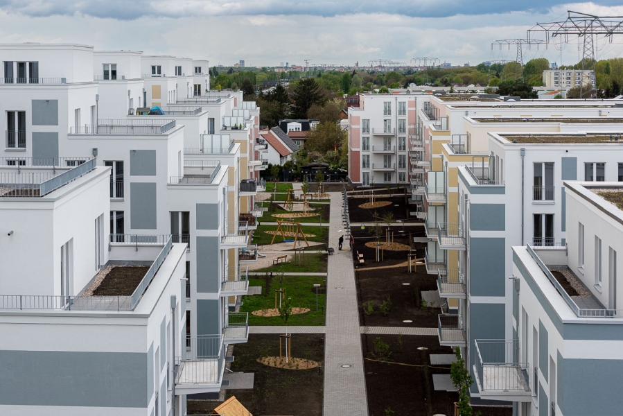 Die neu gebauten Mietwohnungen am Eisenhutweg sind neben einer Einfamilienhaussiedlung entstanden.