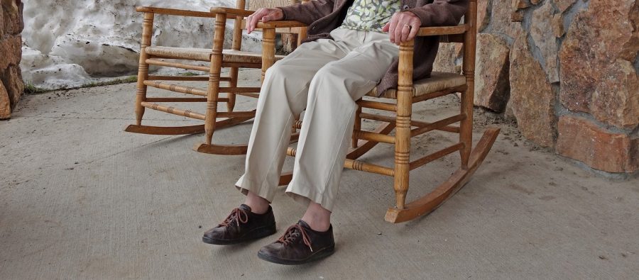 sedia a dondolo taglia unica e troppo piccola per una persona grande