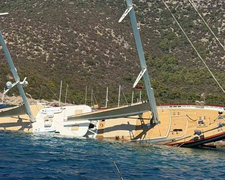 MUĞLA’NIN BODRUM İLÇESİNDE 36 METRE BOYUNDAKİ GULET, KAYALIKLARA VURUP YAN YATTI.