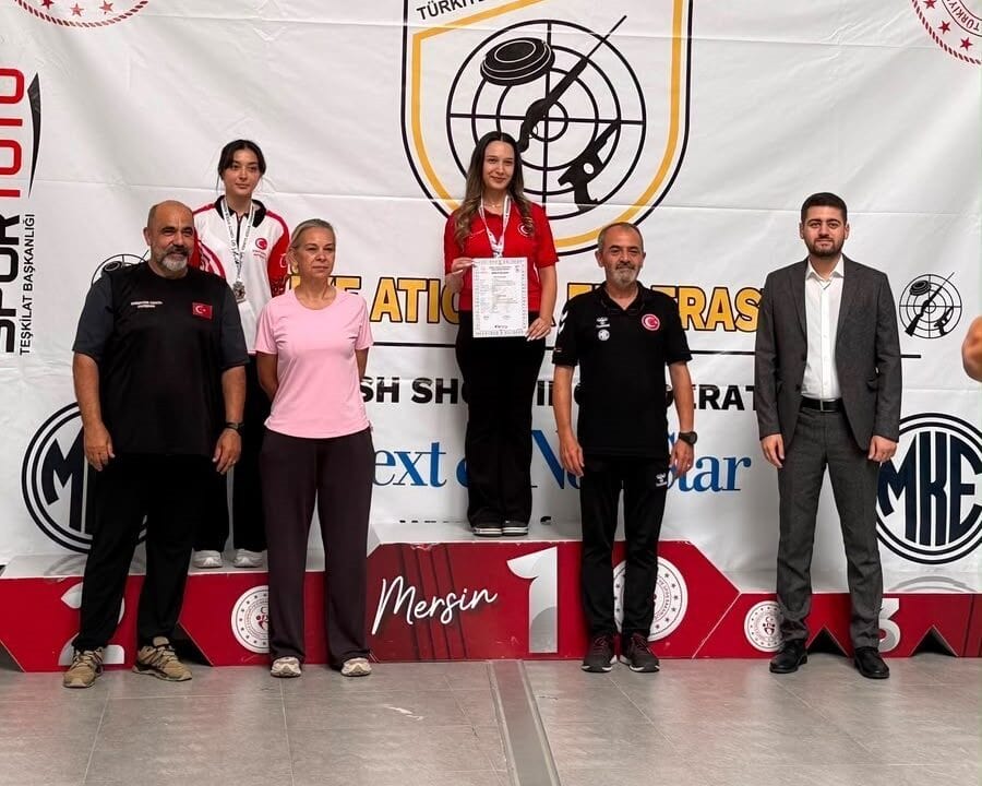 MANİSALI MİLLİ SPORCU İREM DENKTAŞ, MERSİN’İN ERDEMLİ İLÇESİNDE DÜZENLENEN OLİMPİK BRANŞLAR ATEŞLİ SİLAHLAR FEDERASYON KUPASI’NDA ELDE ETTİĞİ DERECEYLE DİKKAT ÇEKTİ. 50 METRE TÜFEK 3X20 KATEGORİSİNDE 584 PUAN ALAN DENKTAŞ, TÜRKİYE REKORUNUN ÜZERİNDE BİR DERECEYE İMZA ATARAK OLİMPİK KADROYA GİRMEYE HAK KAZANDI.