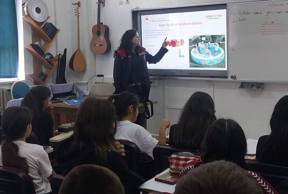 AYDIN’IN SÖKE İLÇESİNDE ORTAOKUL ÖĞRENCİLERİNE YÖNELİK GERÇEKLEŞTİRİLEN EĞİTİMDE ÖĞRENCİLERE BİLİNÇLİ TÜKETİM VE İSRAFIN ÖNLENMESİNE YÖNELİK BİLGİLER AKTARILDI.