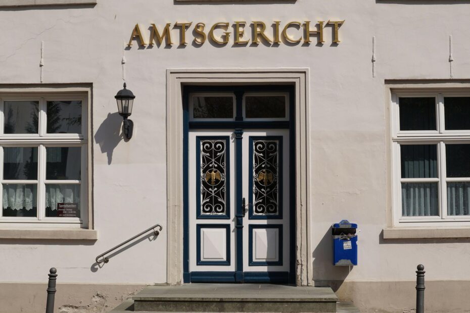 Einen Grundbuchauszug muss man schriftlich beim jeweils zuständigen Grundbuchamt beantragen