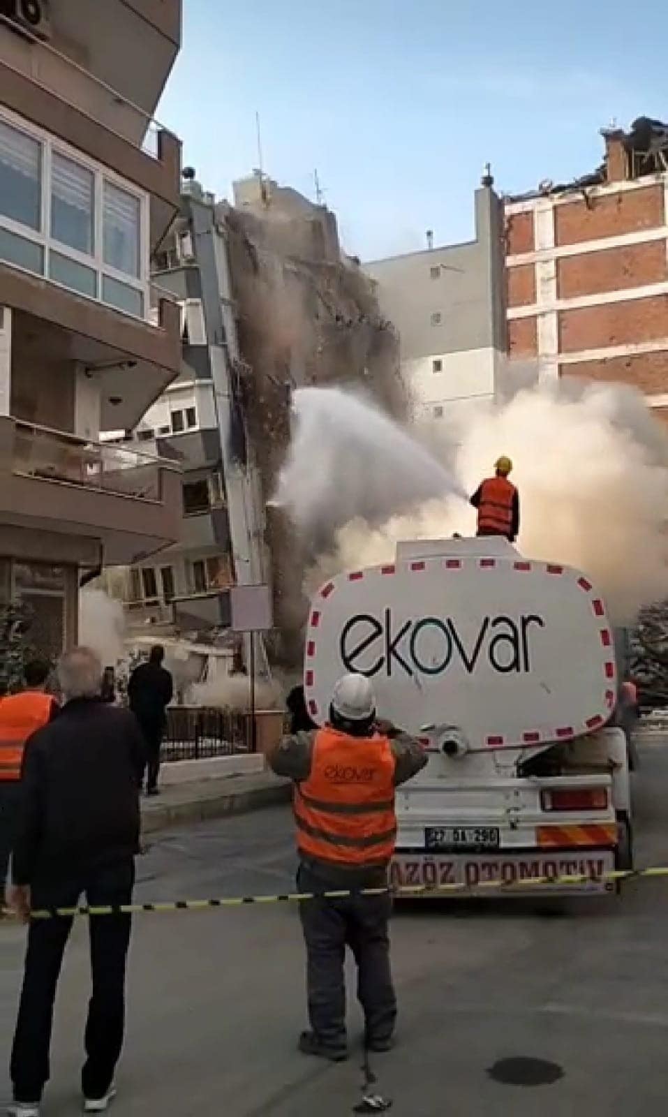 Ağır hasarlı bina yıkım esnasında çöktü, başka binaya hasar verdi