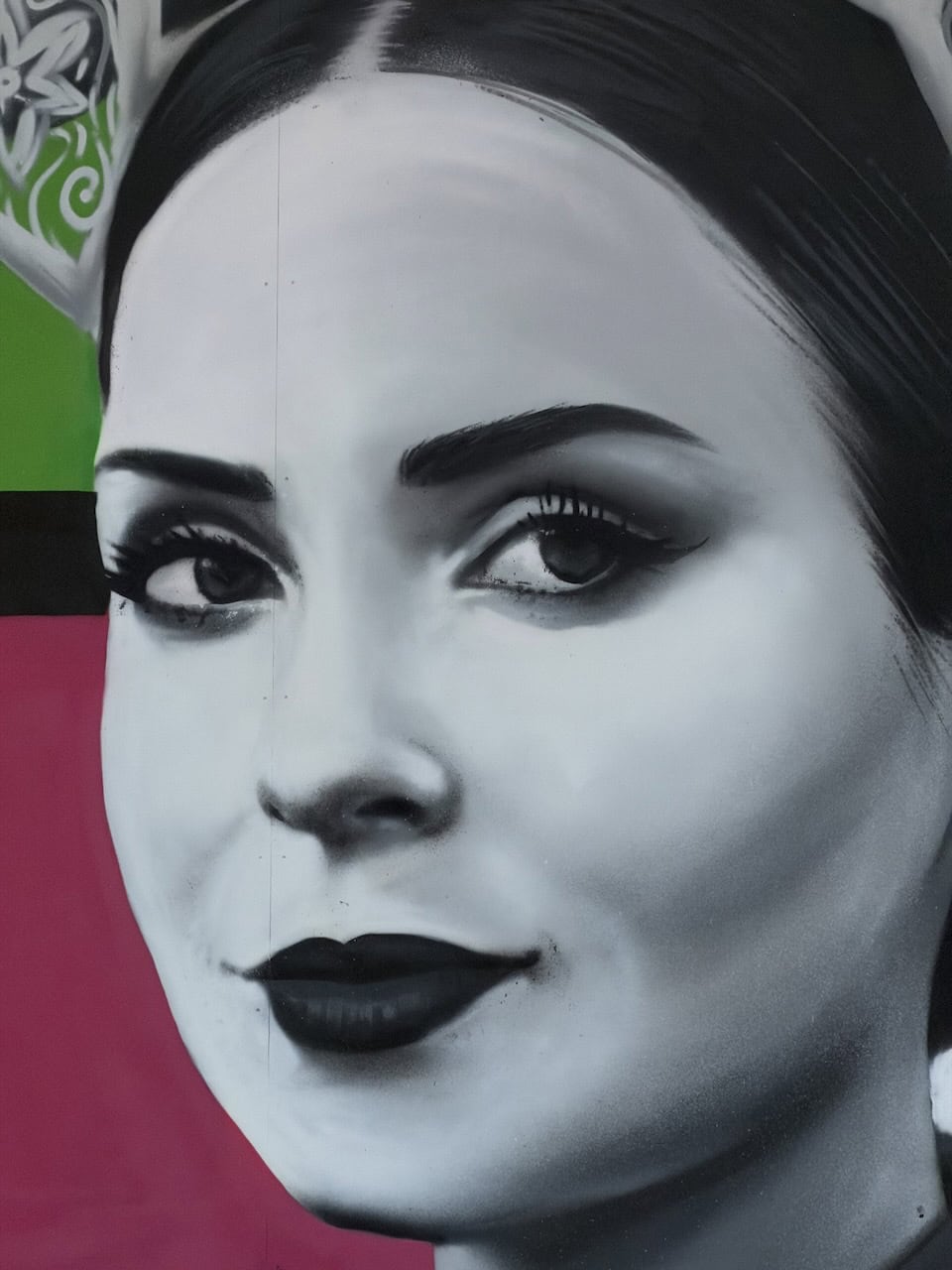 Gros plan du portrait d'Alsacienne peint à la bombe aérosol, fresque gare de Strasbourg