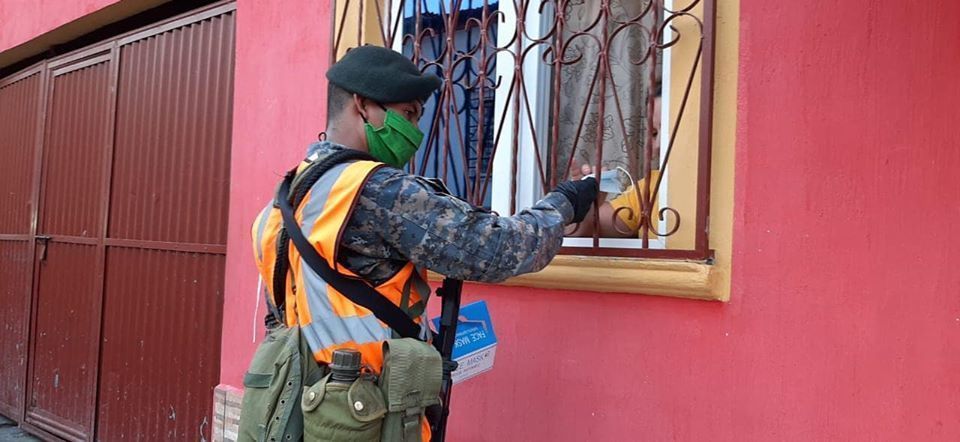 Distribución de mascarillas en Guastatoya