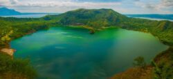 Filipini putovanje: zeleno kratersko jezero vulkana Taal sa ostrvcetom u sredini