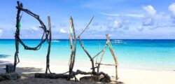 Filipini putovanje: skulptura od naplavljenog drveta na beloj plaži uz tirkizno more