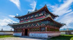 Mongolija putovanje: oslikan budistički hram sa zelenim krovovima u manastiru Erdene Zu