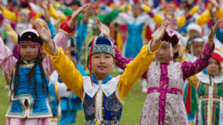 Mongolija putovanje: devojčice u šarenim mongolskim nošnjama tokom nastupa na festivalu