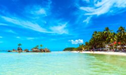 Filipini putovanje: plaža Vajt Bič na Borakaju sa Vilijevom stenom u tirkiznoj vodi