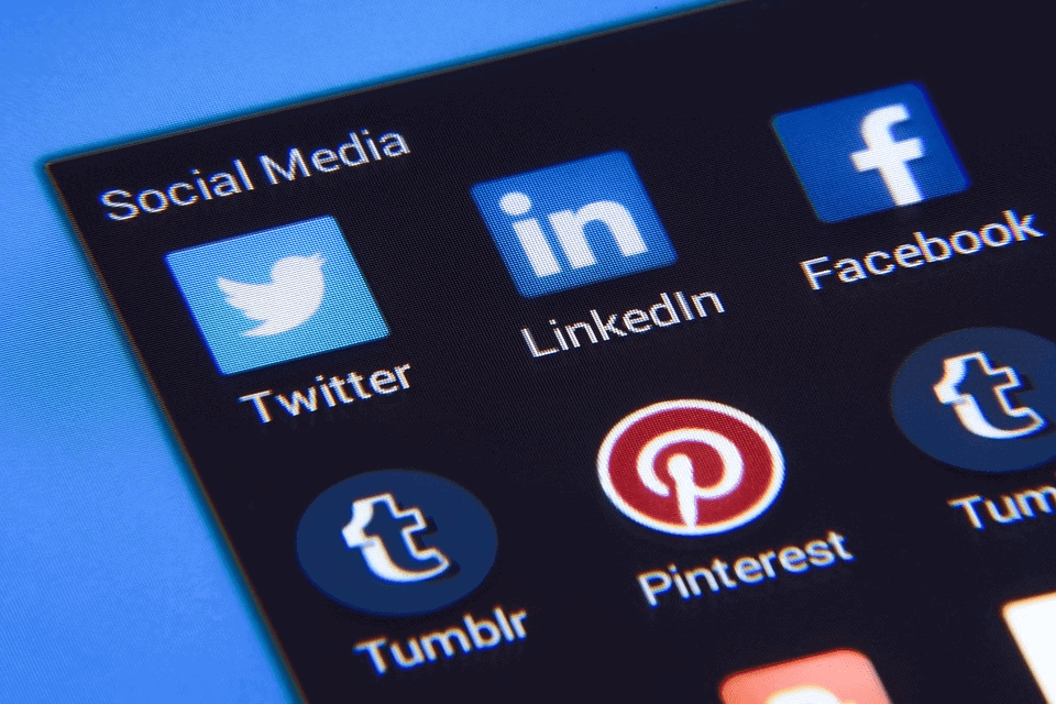 Le consultant suit normalement tous les piliers du marketing sur Internet (SEO, SEA, social media, etc…) pour proposer les meilleures stratégies.