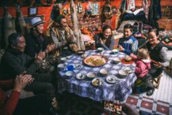 Mongolija putovanje: nomadska porodica za stolom u jurti tokom zajedničkog obroka