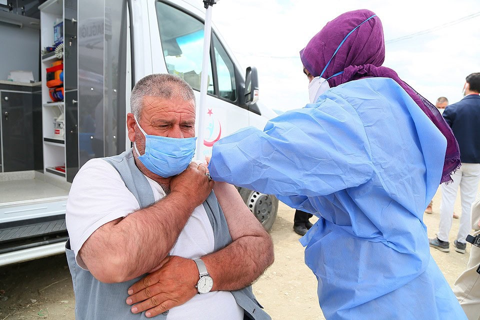 İzmir’de mevsimlik tarım işçilerine korona virüs aşısı başladı