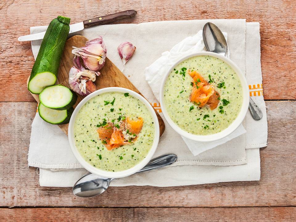 Courgette-tijm soep met gerookte vis