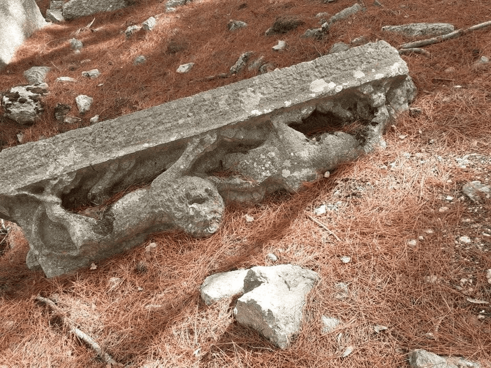 İdebessos Antik Kenti aslan boğa lahit kapağı