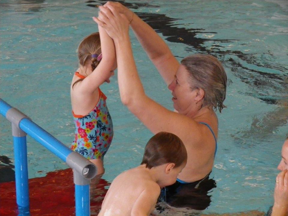 teaching pre-schoolers to swim