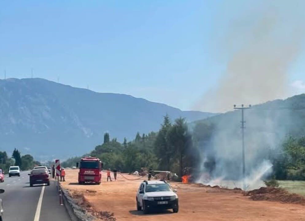 MUĞLA’NIN MENTEŞE İLÇESİ DENİZLİ YOLU ÜZERİNDE OTLUK ALANDA ÇIKAN YANGIN, EKİPLERİN MÜDAHALESİYLE SÖNDÜRÜLDÜ.