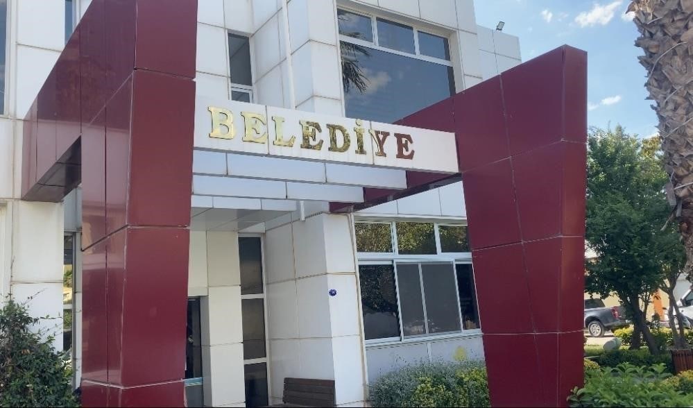 SEFERİHİSAR BELEDİYESİNE YÖNELİK YÜRÜTÜLEN GENİŞ ÇAPLI RÜŞVET SORUŞTURMASI KAPSAMINDA; TUTUKLANARAK GÖREVDEN UZAKLAŞTIRILAN ESKİ BELEDİYE BAŞKANI İSMAİL YETİŞKİN VE BAŞKAN YARDIMCISI G.P.'NİN MAKAM ŞOFÖRLERİ GÖZALTINA ALINDI.