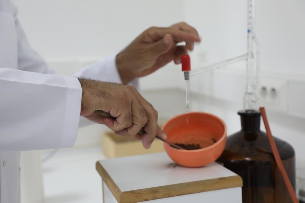 MANİSA’NIN SALİHLİ İLÇESİNDEKİ TARIM VE ORMAN MÜDÜRLÜĞÜ, ÜRETİCİLERE YÖNELİK TOPRAK ANALİZİ ÜCRETİNİN 900 TL’DEN 350 TL’YE DÜŞÜRÜLDÜĞÜNÜ AÇIKLADI.