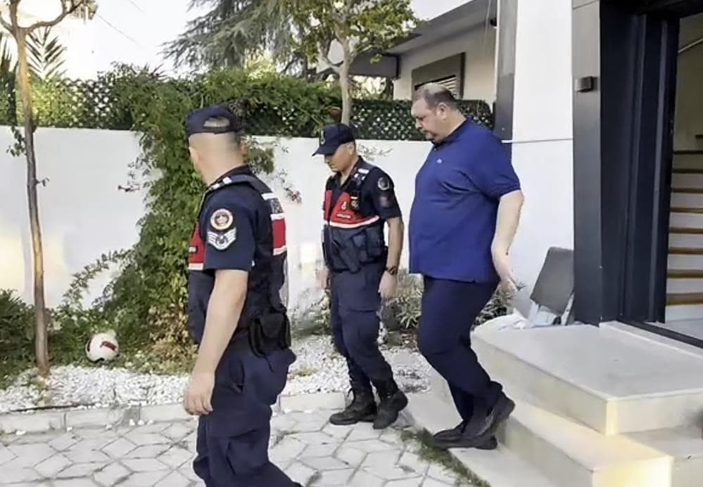 ESKİ BELEDİYE BAŞKANI İLKAY ÇİÇEK’İN YANINA SUÇ ÖRGÜTÜ TARAFINDAN YERLEŞTİRİLDİĞİ VE CİNSEL İÇERİKLİ YAZIŞMALARI OLDUĞU TESPİT EDİLEN BİR AVUKAT GÖZALTINA ALINDI. (ARŞİV)