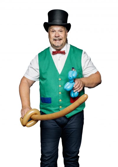 Ason Bson Cson-den glade trollkarlen. I över tjugo år har trollkarlen roat barn och familjer med sitt trolleri. Häftigt trolleri, proffsigt buktaleri och färgglade ballongfigurer.