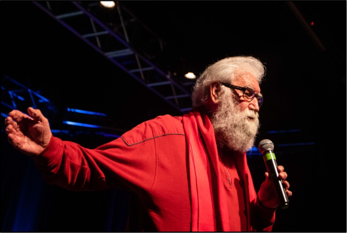 Leonardo Boff Leonardo Boff vestindo vermelho e falando ao microfone