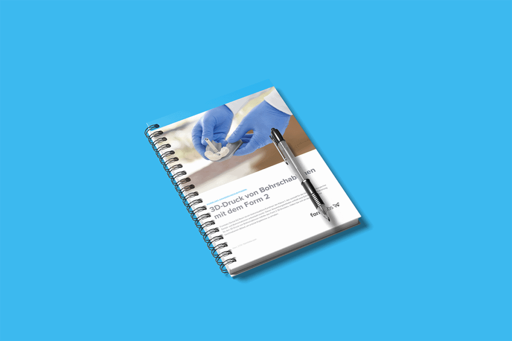 Zaprojektowany graficznie raport leżący na stole