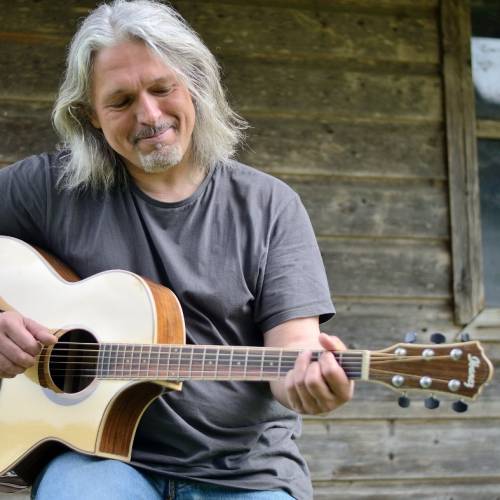Interview: Kreative Harmonien und flexible Zeiteinteilung: Der Akustikgitarrenkurs von Bernhard Galler