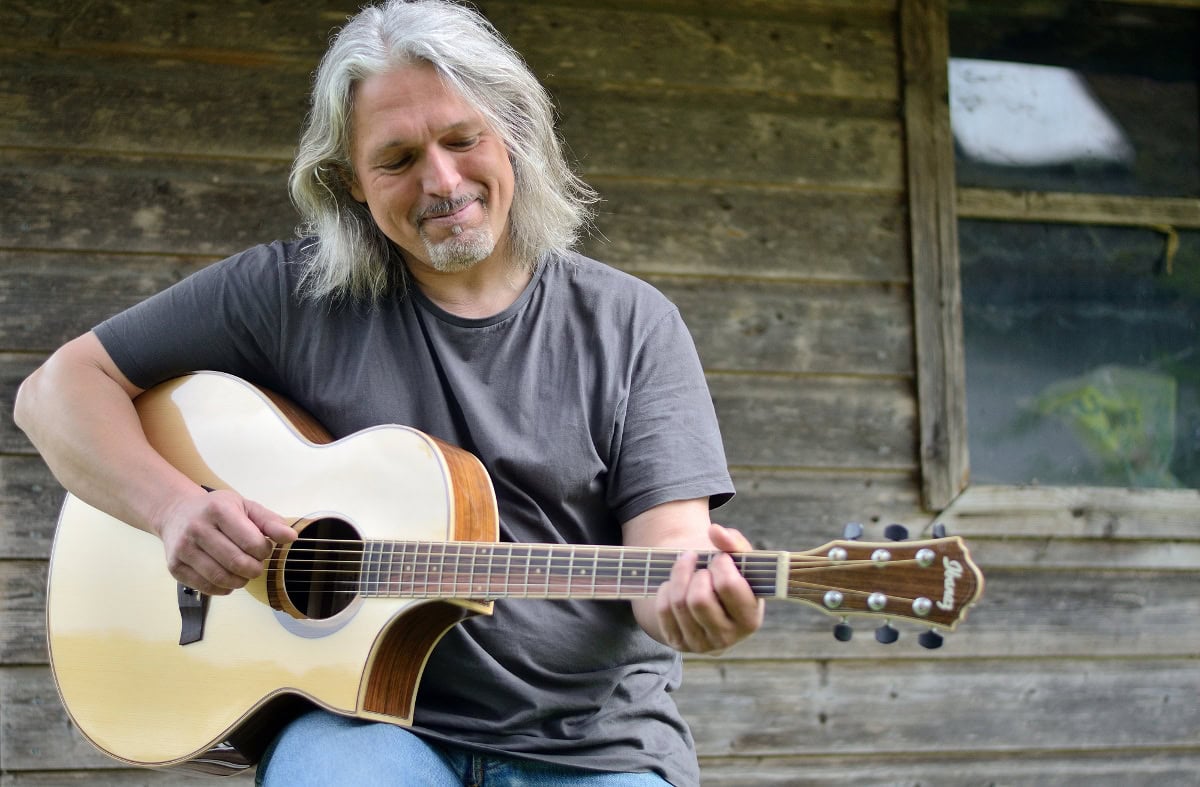 Interview: Kreative Harmonien und flexible Zeiteinteilung: Der Akustikgitarrenkurs von Bernhard Galler