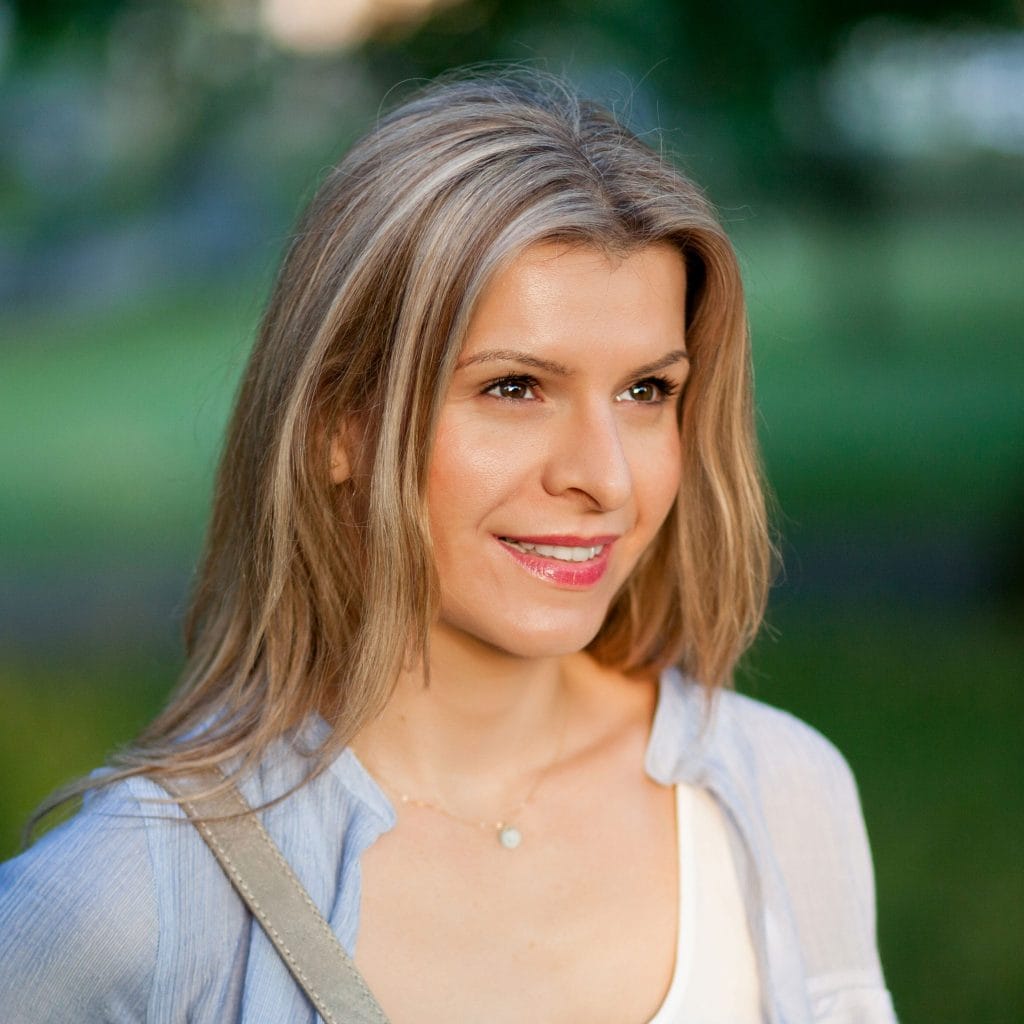 Portrait-Renata-Boruch-Green-Smiley-Shot