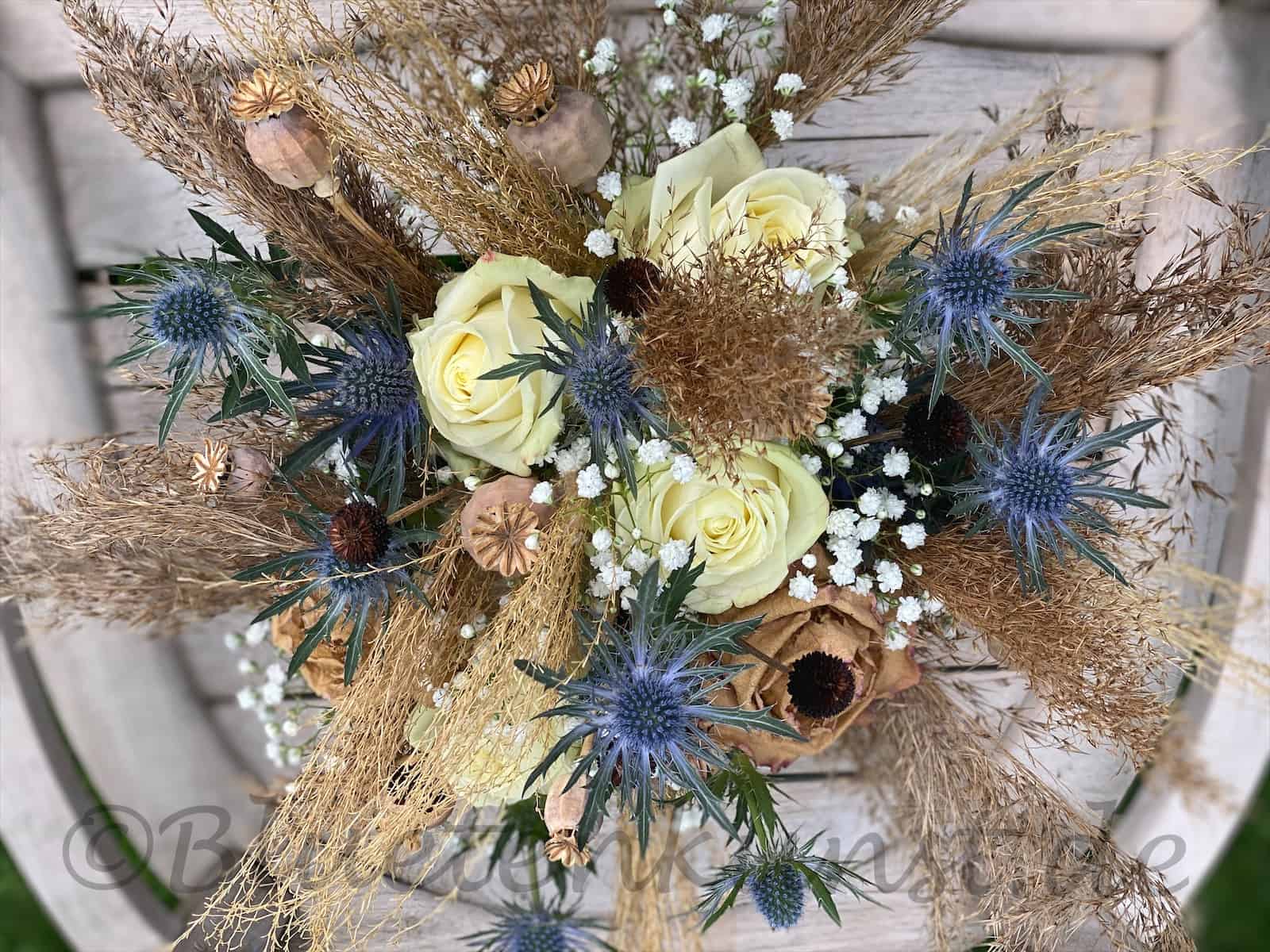 Hochzeitsfloristik verspielt und zart der Boho Style Hochzeit vintage Brautstrauß