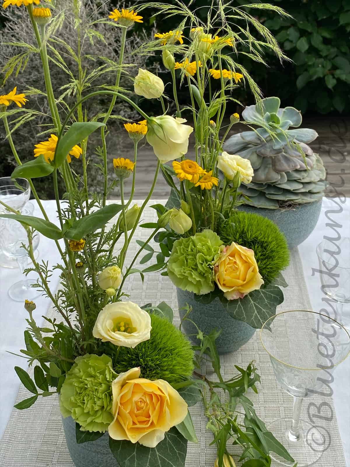 Tischdekoration Boho Style im Keramikgefäß Türkis Wiesenblumen