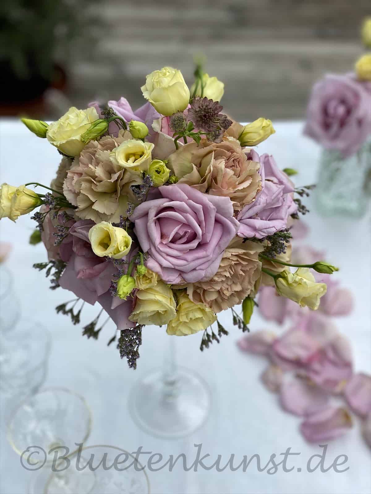 romantische Tischdekoration rosa Rosenkugel für Hochzeit in Kirche Reichertshofen