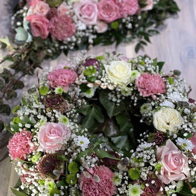 modernes Trauerherz und Urnenkranz in weiss, pink, lila, rosa , bunt mit Rosen, Ranukel, Nelken , Schleierkraut, Crysamtheme
