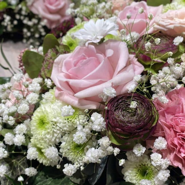 modernes Trauerherz und Urnenkranz in weiss, pink, lila, rosa , bunt mit Rosen, Ranukel, Nelken , Schleierkraut, Crysamtheme - nahaufnahme