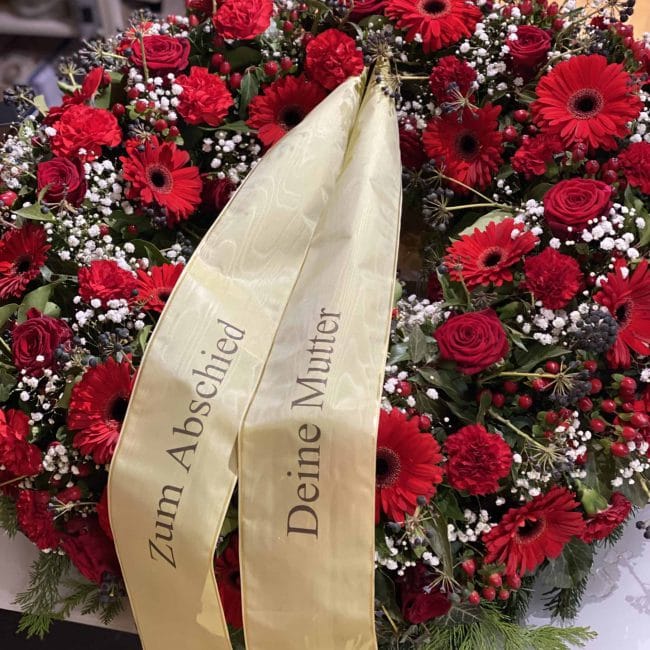 trauerkranz klassisch in rot mit rosen schleierkraut gerbera