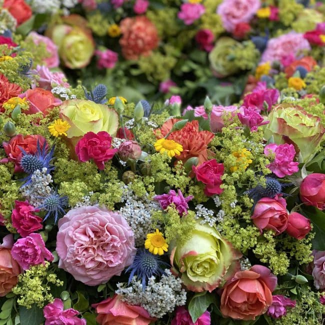 Großer Trauerkranz ca. 80 cm Durchmesser mit blauen Disteln - Mannstreu, Farbige Freiland Rosen, Frauenmantel, Schafgabe, pinke Nelken, gelbe Färberkamille, Preis ca. 380 Euro