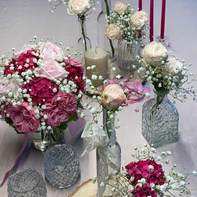 romantische Tischdekoration in rosa