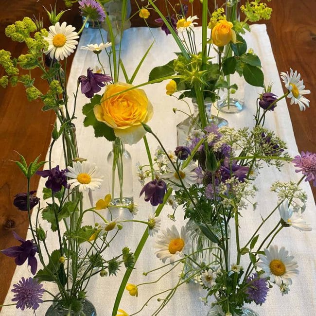 Wiesenblumen, Gartenrosen und Gräser - Boho Style Tischdekoration mal anders