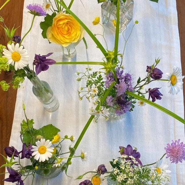 wunderschöne Boho Tischdekoration mit Wiesenblumen und Gräser