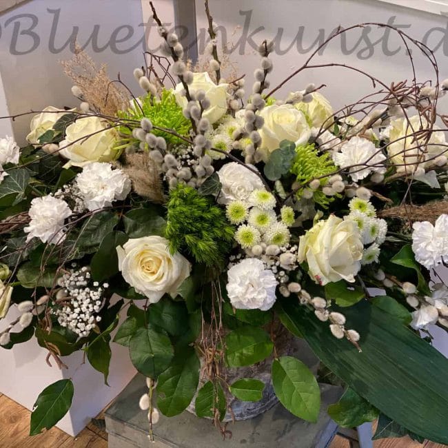 moderne Trauerfloristik Gesteck mit weissen Rosen, Nelken und Gerbera aus Pörnbach