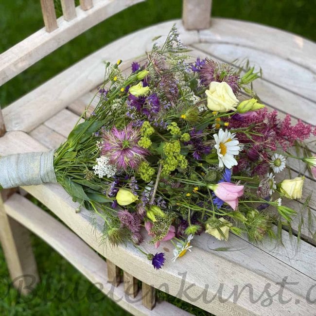 boho brautstrauß mit Wiesenblumen aus Bayern auf Vintag Möbel