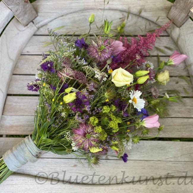 Freestlye Brautstrauß boho style für Hochzeit in Pörnbach auf Vintage möbel