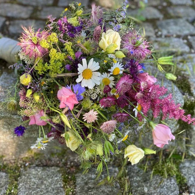 Brautstrauß vintage für Hochzeit in Ingolstadt im Hintergrund Granit