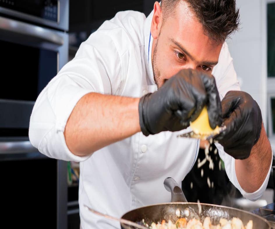 Chef preparando un delicioso ceviche de camarones