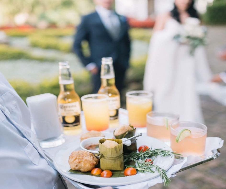 Mesero sirve pasabocas exquisitos para bodas